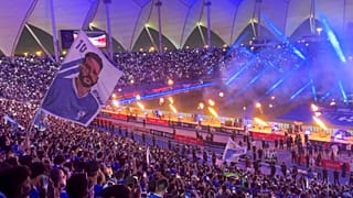 مشجع يلوح بعلم يحمل صورة المهاجم البرازيلي نيمار في استاد الملك فهد الدولي بالرياض.
