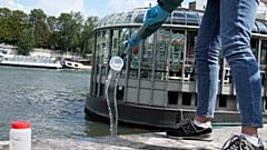 Vízminőség ellenőrzés a Szajnán, Párizsban. A 2024-es olimpiai játékok miatt a folyót rendszeresen monitorozzák, hogy lássák, milyen a víz minősége