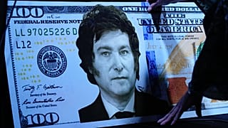 Javier Milei 100 dolláros bankjegyen megjelenített fényképével indította a választási előkészületeket kampányfőnöke, egyben húga, Karina 2023 májusában
