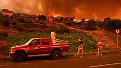 Helyiek nézik távolról házaikat a Tenerifén lévő La Orotavában, 2023. augusztus 19.