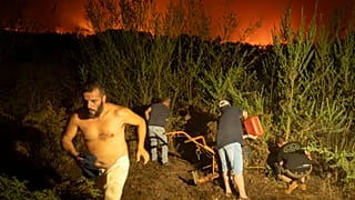 Anwohner auf Teneriffa versuchen, den nahenden Waldbrand aufzuhalten