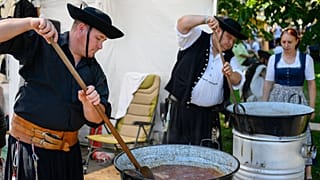 Készül a bivalypörkölt a Magyar Ízek Utcája eseményen 