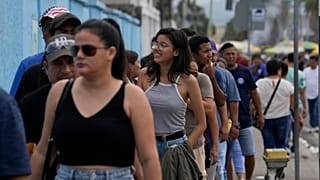 Wahlberechtigte in der Schlange vor einem Wahllokal in Guayaquil, Ecuador