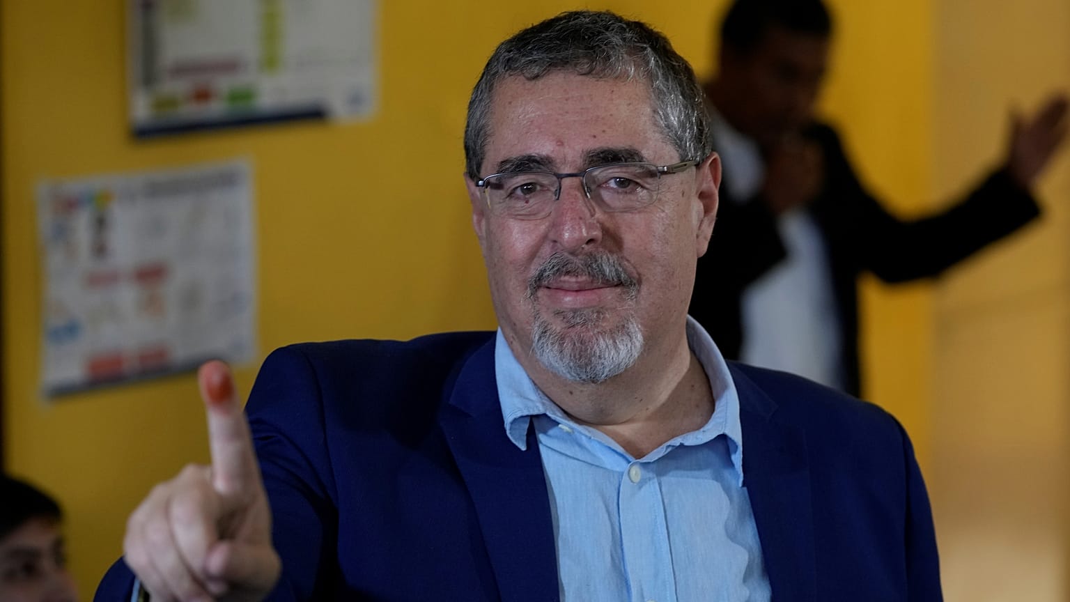 Bernardo Arévalo de León, tras votar