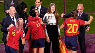 توزيع الجوائز علىى لاعبات منتخب إسبانيا 
