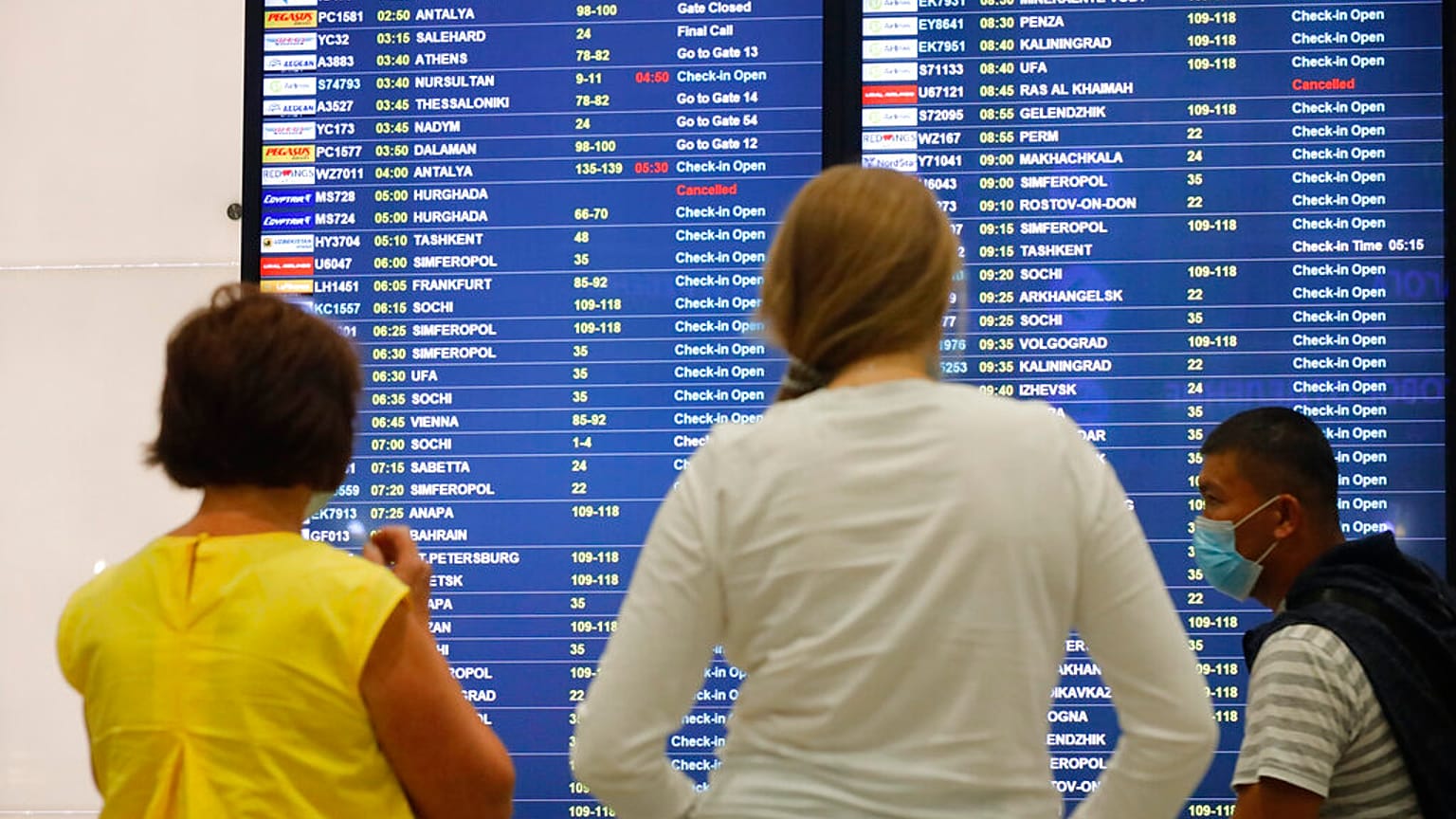 Orosz turisták az induló járatok listája előtt 2021-ben - képünk illusztráció