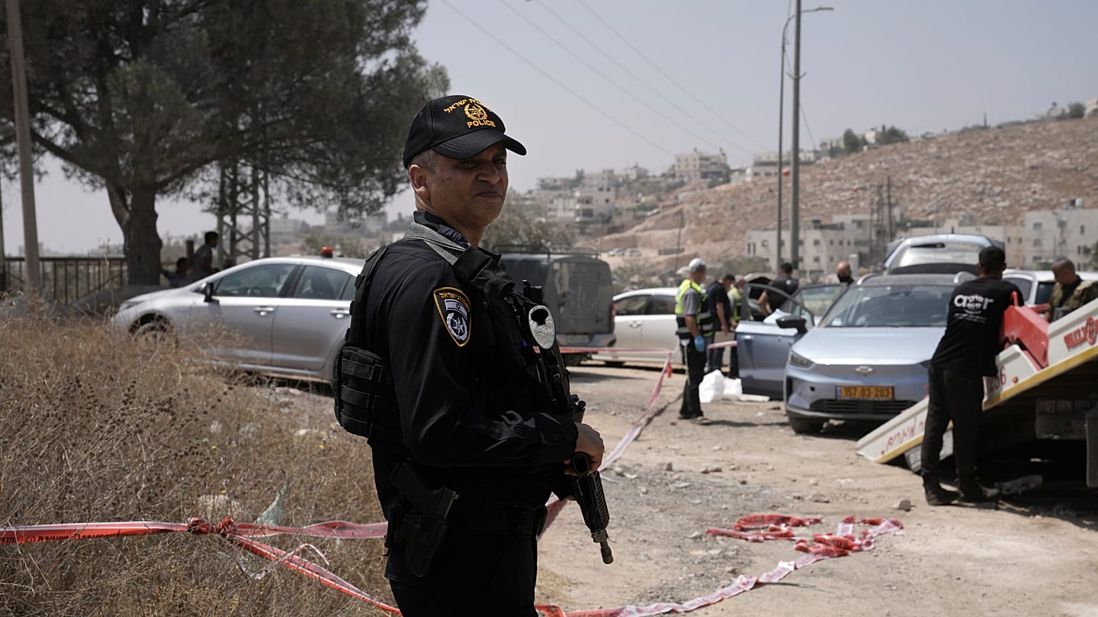 Ein israelischer Polizist bewacht den Tatort nahe der palästinensischen Stadt Hebron