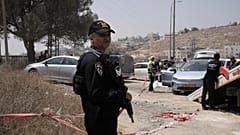 Ein israelischer Polizist bewacht den Tatort nahe der palästinensischen Stadt Hebron