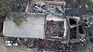 Un bâtiment brûlé après un incendie de forêt près de la ville d'Alexandroupolis, au nord-est de la Grèce, dimanche.
