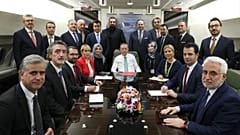 Erdoğan uçakta gazetecilerle bir arada