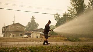 El humo llena el aire en Scotch Creek, Columbia Británica, Domingo, Aug. 20, 2023. 