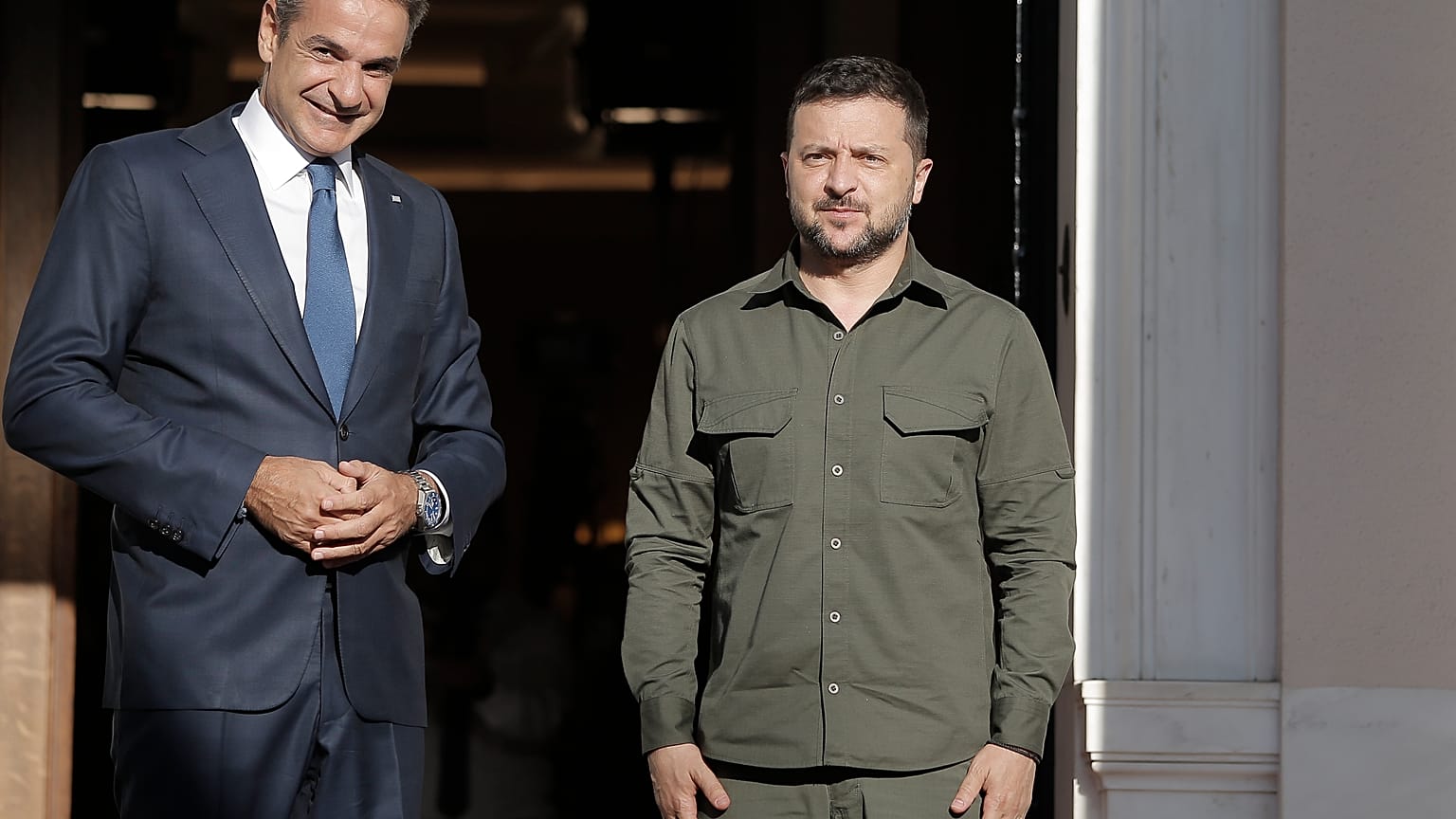 	Ο πρωθυπουργός Κυριάκος Μητσοτάκης (Α) υποδέχεται τον Πρόεδρο της Ουκρανίας Vlodymyr Zelensky (Βολοντιμίρ Ζελένσκι) (Δ) στο Μέγαρο Μαξίμου