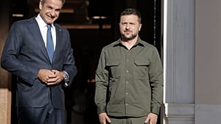 	Ο πρωθυπουργός Κυριάκος Μητσοτάκης (Α) υποδέχεται τον Πρόεδρο της Ουκρανίας Vlodymyr Zelensky (Βολοντιμίρ Ζελένσκι) (Δ) στο Μέγαρο Μαξίμου