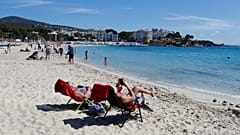 Die Menschen genießen das sonnige Wetter auf der Baleareninsel Mallorca.