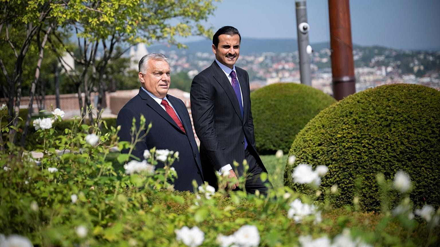 Tamím bin Hamad ál-Száni katari emír és Orbán Viktor a Karmelita kolostor kertjében