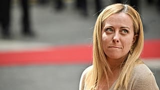 A primeira-ministra italiana, Giorgia Meloni, aguarda a chegada do primeiro-ministro de Malta para a sua reunião de 15 de junho de 2023 no palazzo Chigi, em Roma.