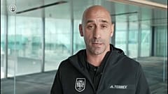 Luis Rubiales pide disculpas por haber besado en los labios a la estrella de la selección Jenni Hermoso