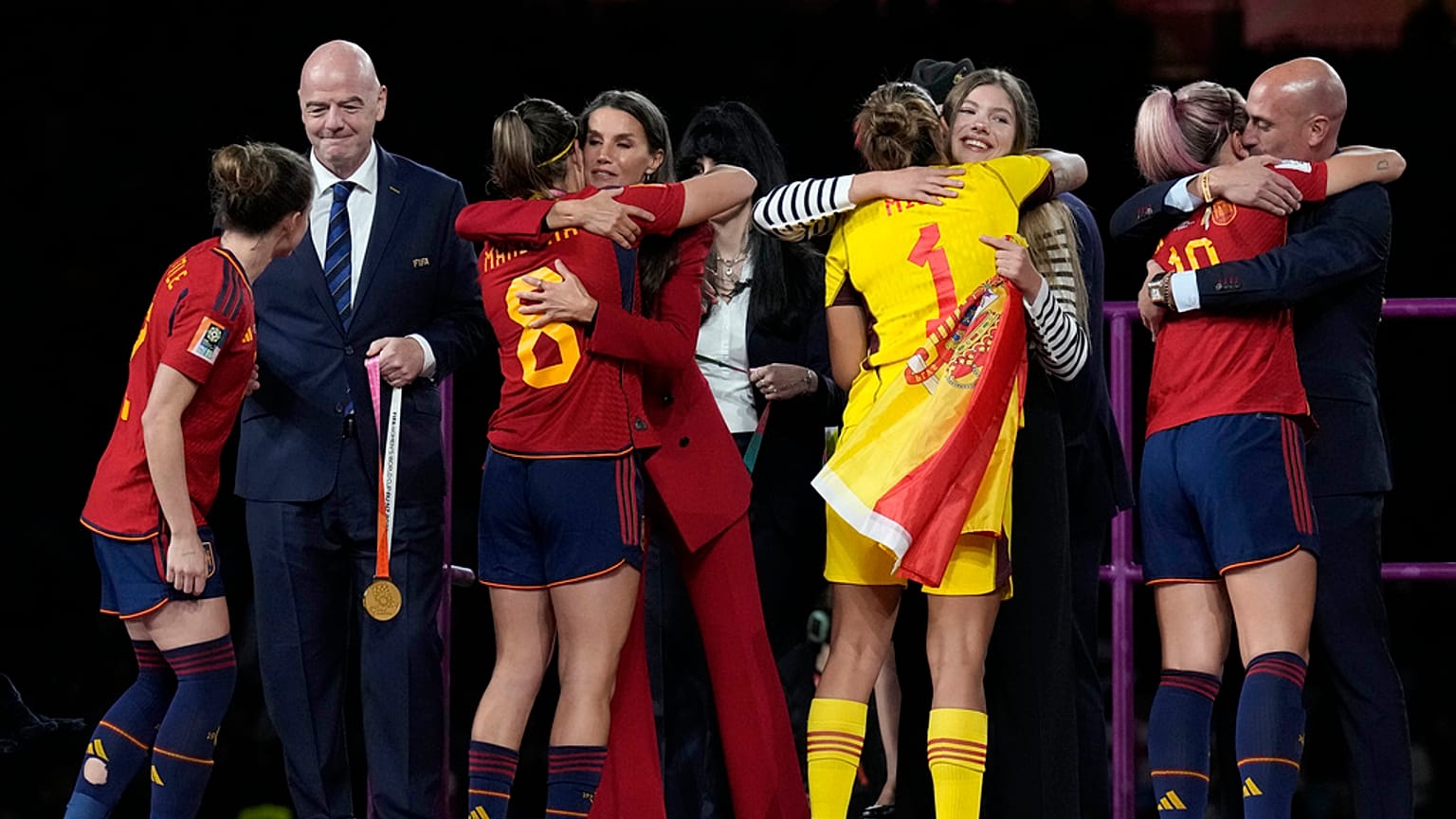 Luis Rubiales, rechts, umgeben von Weltmeisterinnen nach dem Finale in Sydney