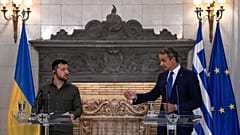 رئيس الوزراء اليوناني كيرياكوس ميتسوتاكيس مع الرئيس الأوكراني فولوديمير زيلينسكي في أثينا. 2023/08/21