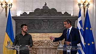 رئيس الوزراء اليوناني كيرياكوس ميتسوتاكيس مع الرئيس الأوكراني فولوديمير زيلينسكي في أثينا. 2023/08/21