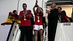 Ivana Andres hält die WM-Trophäe hoch nach der Ankunft in Madrid am 21. August 2023