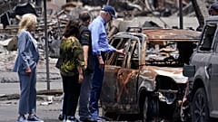Joe Biden e a mulher visitam áreas devastadas pelos incêndios florestais em Lahaina, na ilha havaiana de Maui, esta segunda-feira.