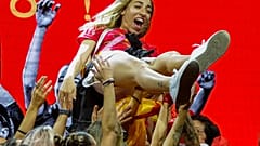 Torschützin Olga Carmona wird von ihren Teamkolleginnen gefeiert