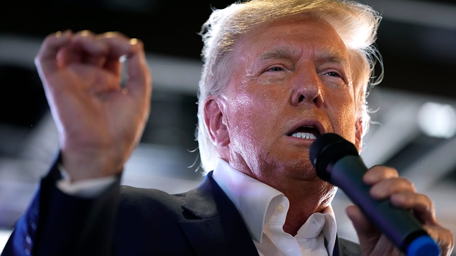 Donald Trump egy iowai rendezvényen beszél támogatóihoz