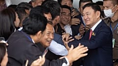 Thaksin Shinawatra é recebido por centenas de apoiantes no aeroporto, esta terça-feira. 