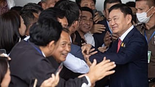 Thaksin Shinawatra é recebido por centenas de apoiantes no aeroporto, esta terça-feira.