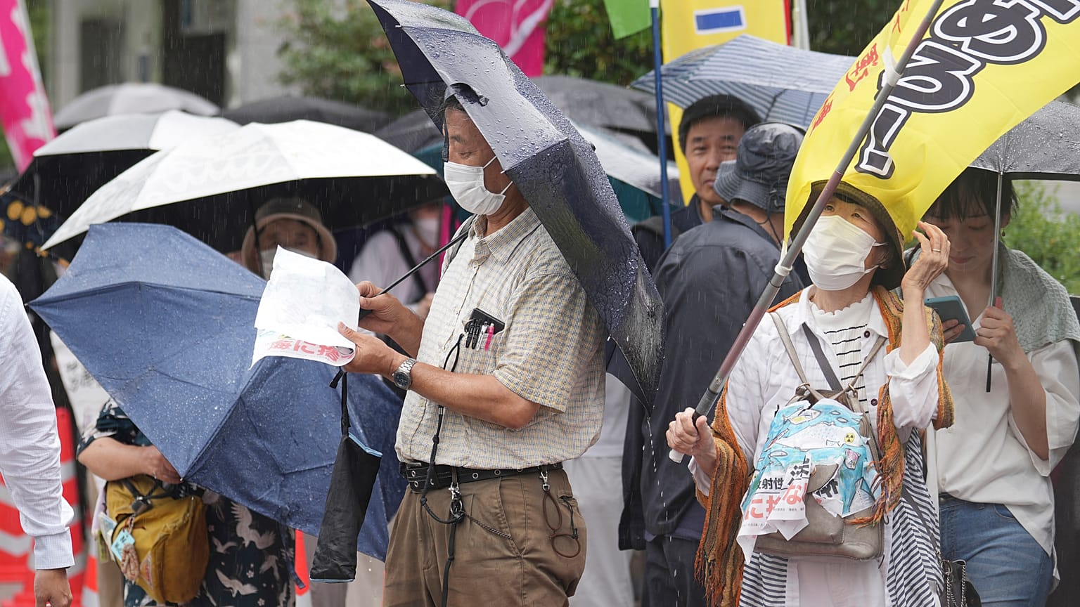 Manifestantes en pie durante una concentración contra el vertido de agua radiactiva tratada de la central nuclear de Fukushima