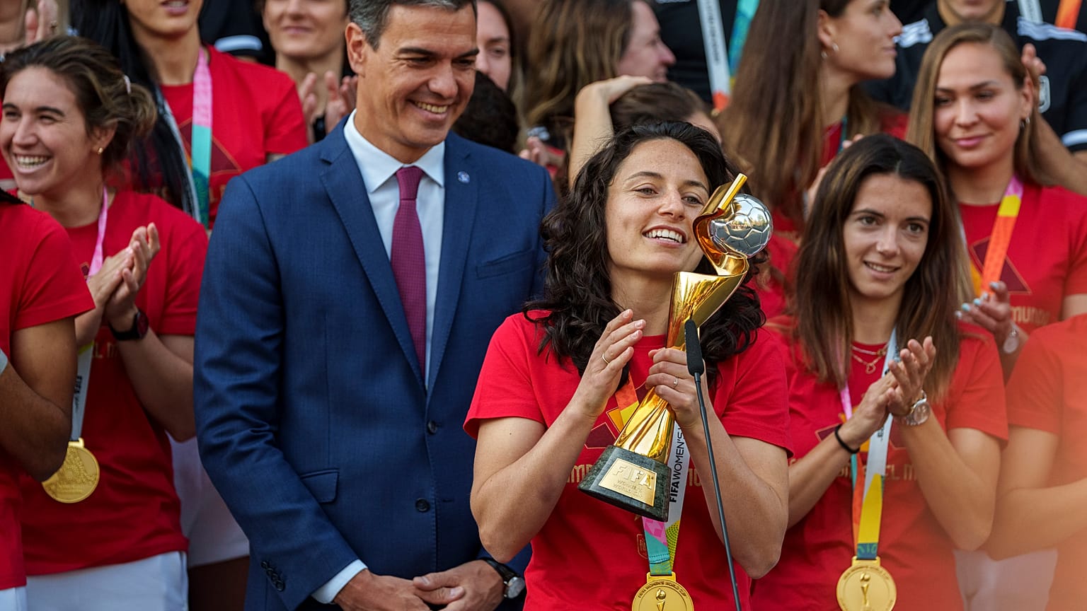 Pedro Sánchez junto a las jugadoras de la selección femenina de fútbol de España en la recepción de Moncloa tras el triunfo de España