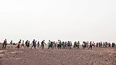 Kaçakçılar Etiyopyalı göçmenleri Cibuti'nin Obock kentinde yönlendiriyor. 14 Temmuz 2019