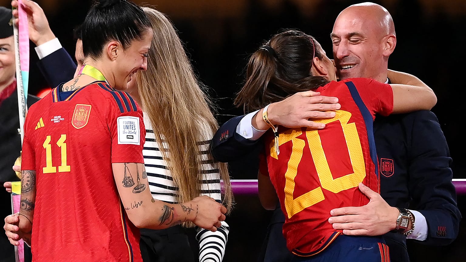 İspanya Futbol Federasyonu Başkanı Luis Rubiales, 20 numaralı Rocio Galvez'ı tebrik ediyor. Rubiales'ın 11 numaralı Hermoso'yu dudaklarından öpmesi eleştirildi.