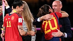 İspanya Futbol Federasyonu Başkanı Luis Rubiales, 20 numaralı Rocio Galvez'ı tebrik ediyor. Rubiales'ın 11 numaralı Hermoso'yu dudaklarından öpmesi eleştirildi.
