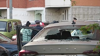 تضرر سيارة إثر إسقاط روسيا مسيرتان قرب موسكو. 2023/08/22