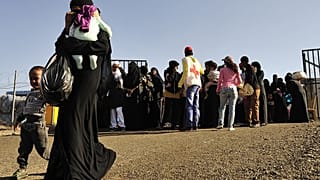 مهاجرون إثيوبيون عائدون من السعودية في مطار بولي الدولي في أديس أبابا