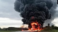 Auf diesem Bild vom Telegrammkanal Sirena am 20. August 2023 brennt ein russisches Kampfflugzeug auf dem Luftwaffenstützpunkt Soltsy.
