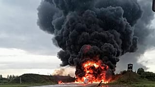 Un avión de combate ruso arde en la base aérea de Soltsy, en la región de Novgorod, en el noroeste de Rusia, tras un ataque ucraniano. 