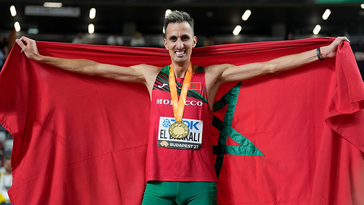 العداء المغربي سفيان البقالي يفوز في مونديال القوى في بودابست بالميدالية الذهبة في سباق 3000 متر موانع