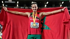 العداء المغربي سفيان البقالي يفوز في مونديال القوى في بودابست بالميدالية الذهبة في سباق 3000 متر موانع