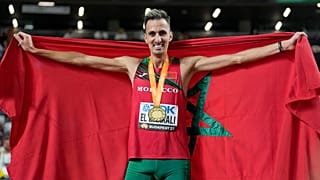 العداء المغربي سفيان البقالي يفوز في مونديال القوى في بودابست بالميدالية الذهبة في سباق 3000 متر موانع