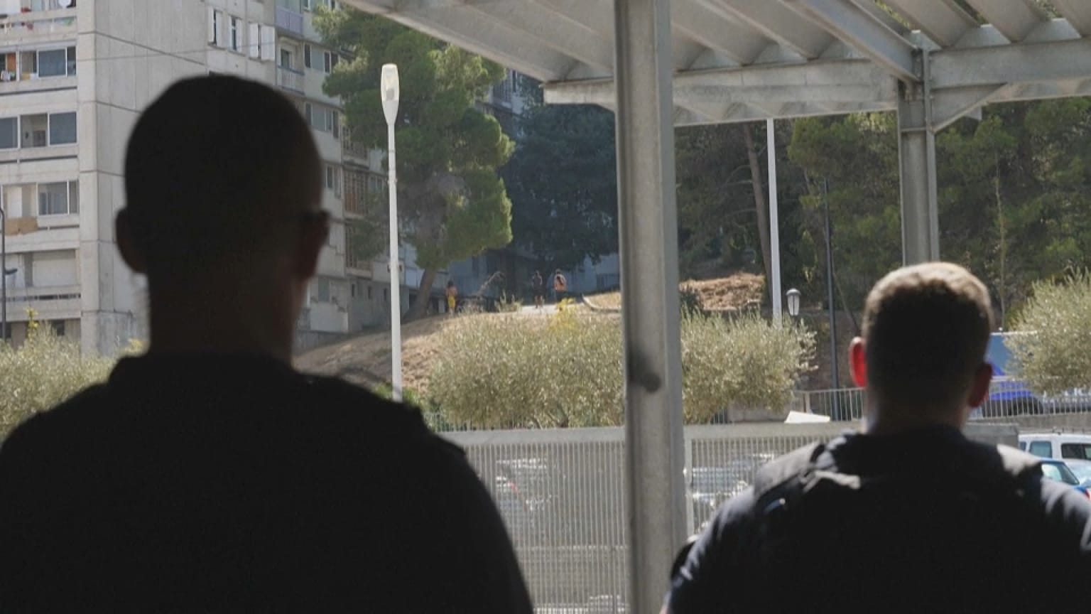Des policiers français dans le quartier populaire de Pissevin à Nîmes, dans le sud de la France, le 22 août 2023, après la mort d'un enfant de 10 ans lors d'une fusillade.