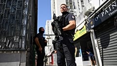 Französische Polizisten im beliebten Viertel Pissevin in Nîmes.