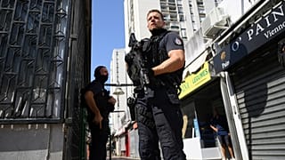 Polícia no bairro de Pissevin, Nimes, França, após a morte de uma criança de 10 anos alvejada a tiro