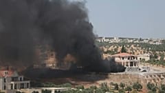 في أعقاب غارة جوية روسية، تصاعد عمود من الدخان في جسر الشغور بمحافظة إدلب شمال غرب سوريا، 25 حزيران 2023