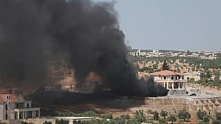 في أعقاب غارة جوية روسية، تصاعد عمود من الدخان في جسر الشغور بمحافظة إدلب شمال غرب سوريا، 25 حزيران 2023