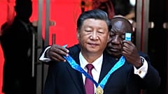 A kínai elnök a BRICS-csúcs előtt még Pretoriában