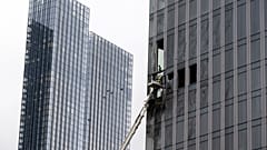 Εργαζόμενοι καθαρίζουν ένα μέρος ενός κατεστραμμένου ουρανοξύστη στην επιχειρηματική περιοχή "Πόλη της Μόσχας" μετά από μια αναφερόμενη επίθεση με drone στη Μόσχα της Ρωσίας, 