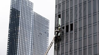 Εργαζόμενοι καθαρίζουν ένα μέρος ενός κατεστραμμένου ουρανοξύστη στην επιχειρηματική περιοχή "Πόλη της Μόσχας" μετά από μια αναφερόμενη επίθεση με drone στη Μόσχα της Ρωσίας, 